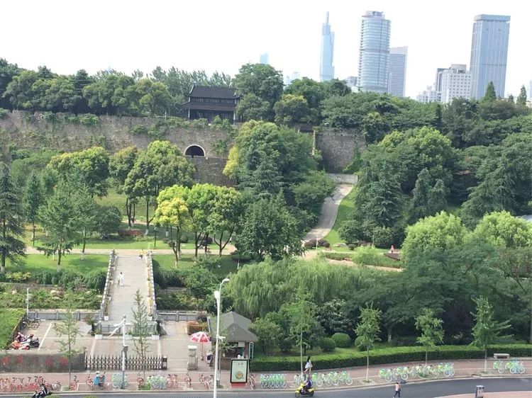 神策门公园城门城墙古朴,颇有历史韵味.