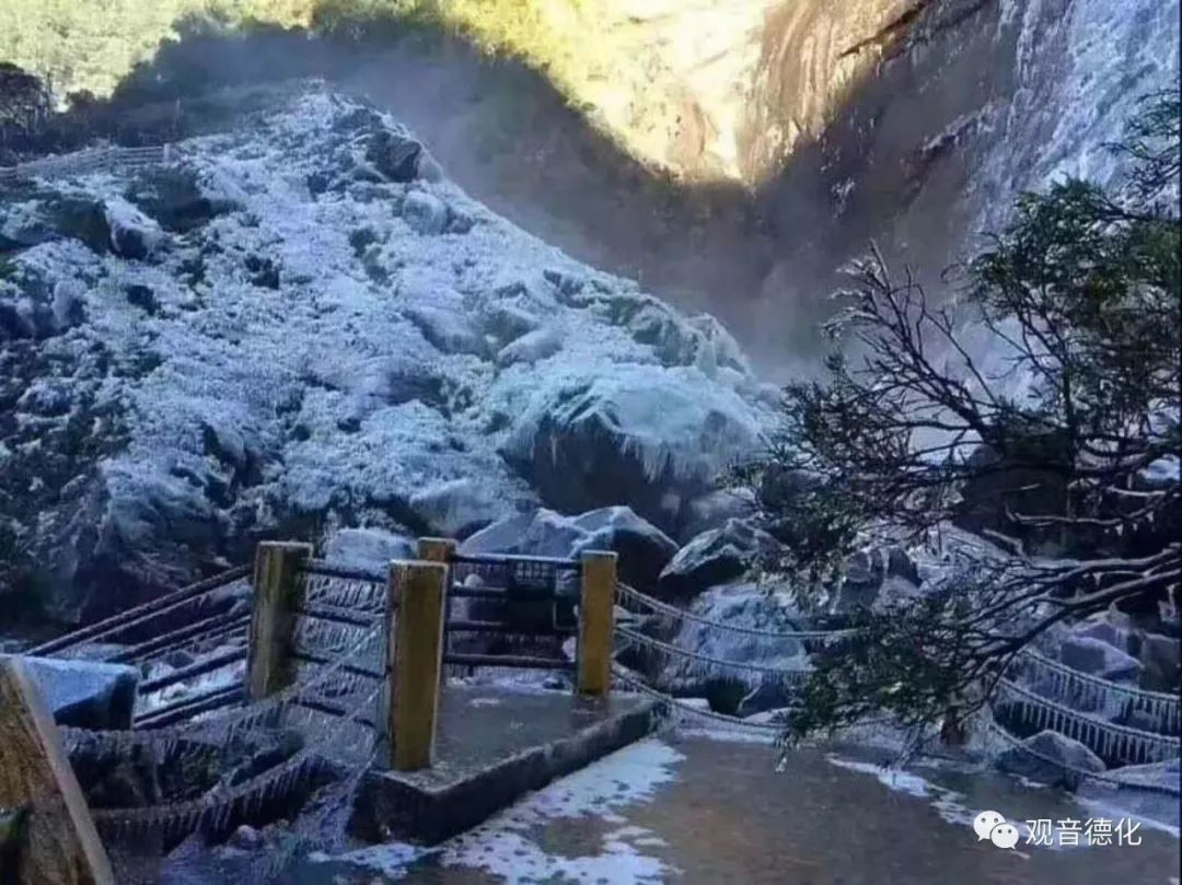 2月3日,游客在德化县九仙山观赏雪景.