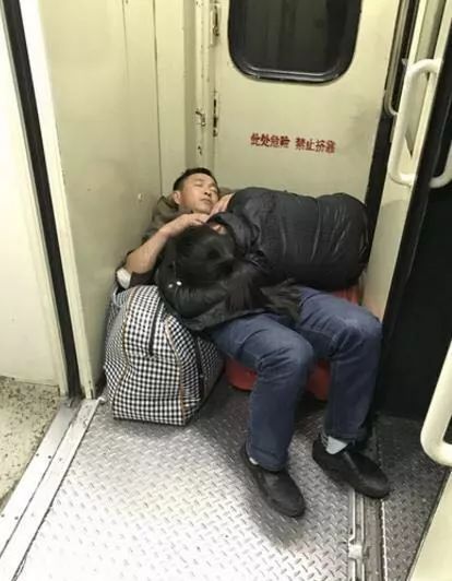 盘点春运火车上各种"奇葩"睡觉姿势.