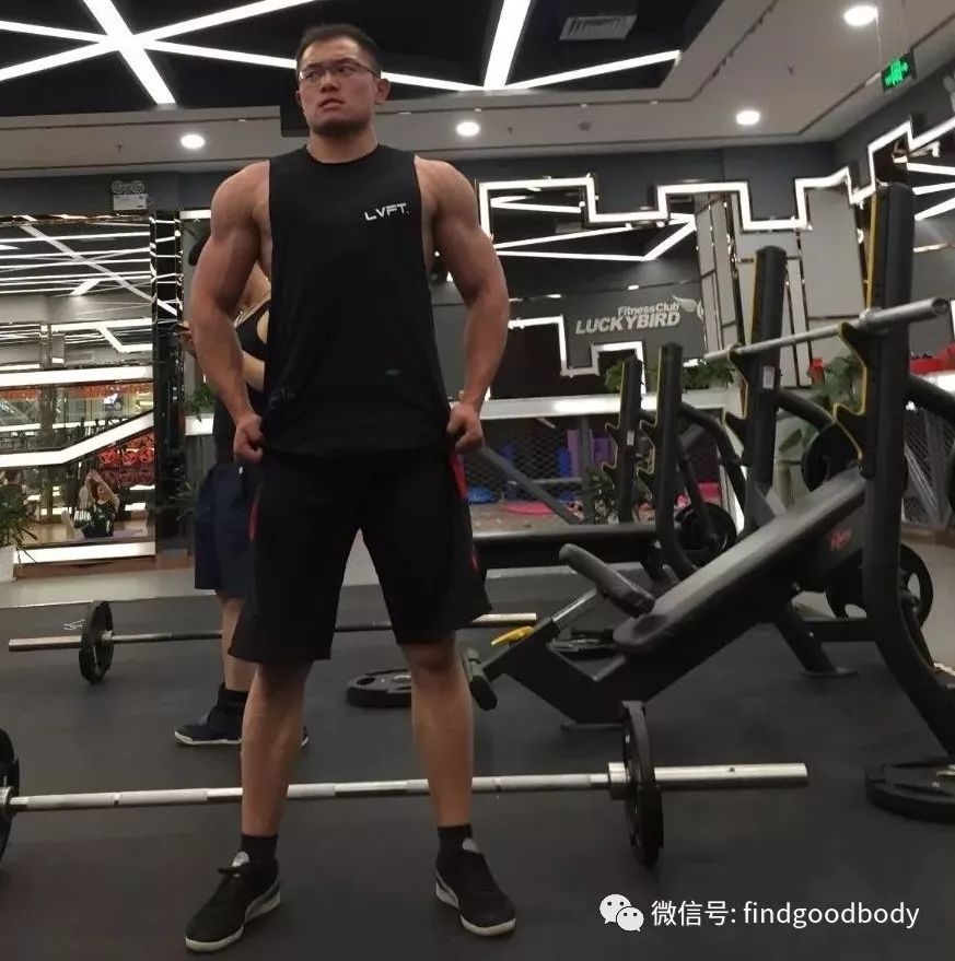 他,身高185cm,体重94kg,一身肌肉帅炸!