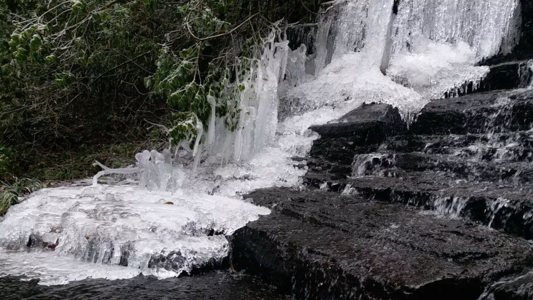 冰雪瀑布,定格的美!