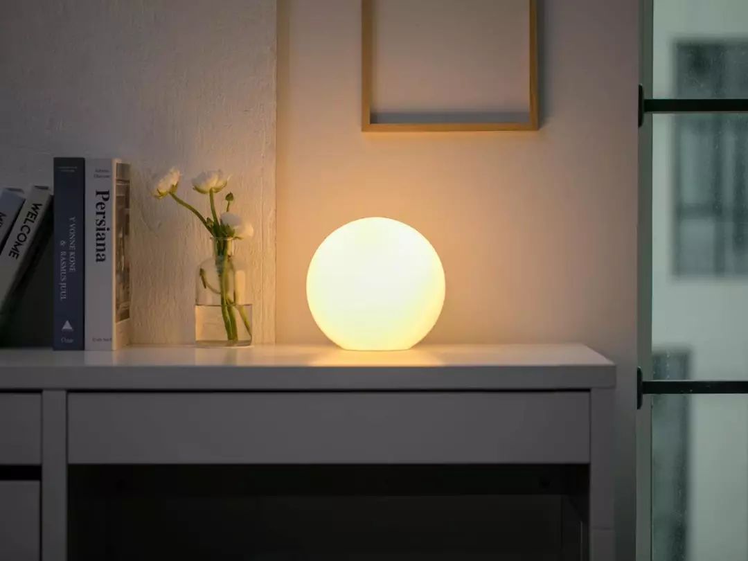 它造型别致,灯光柔和温暖,每个家里都需要这样一盏灯.