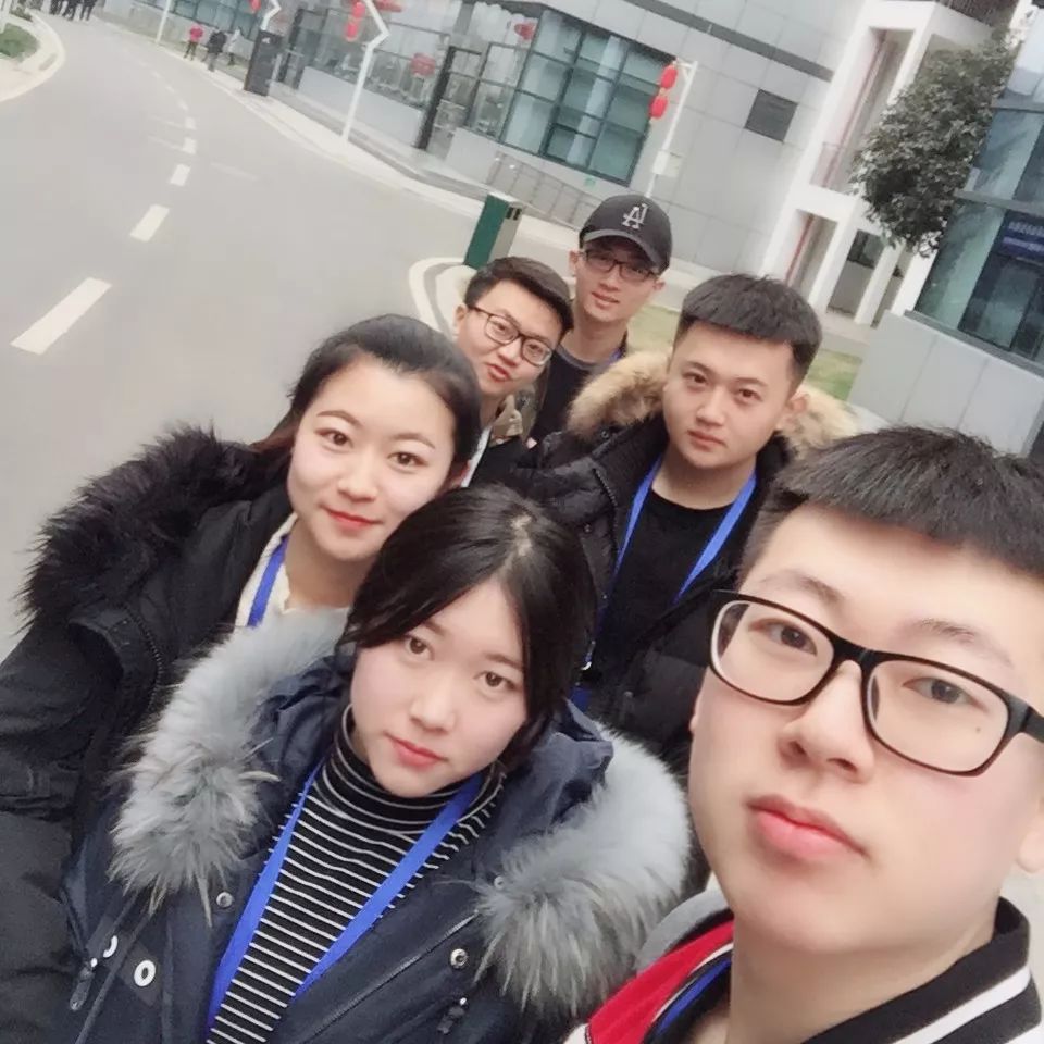 我校调研团队宋易达,冯英楠,苌江源,白茉宏,冷升阳五位同学赴成都市