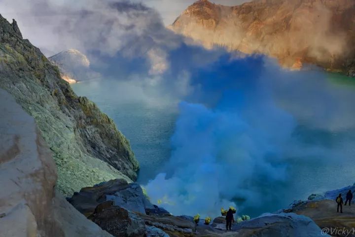 旅游 正文 卡瓦伊真火山是由多个小复式火山组成了一个20公里宽的火山