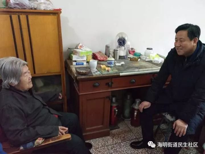 洮北区副区长李清华走访慰问民生社区老党员