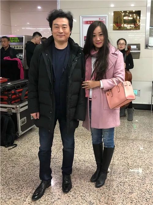 记者李莼与吕思清合影此次活动中上官文露读书会创始人,北京卫视主持