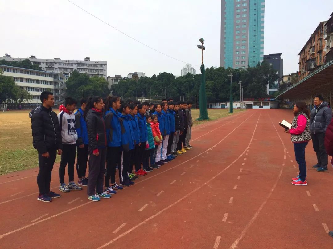 广西体育运动学校副校长李文在做动员讲话.