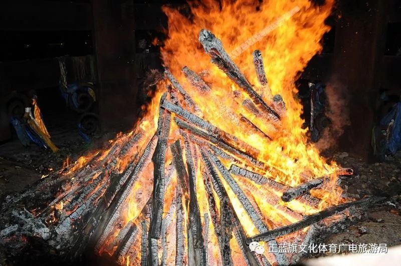 开始念祭火经时,如果是在蒙古包内,户主站起来在图拉嘎内的粪火上,将