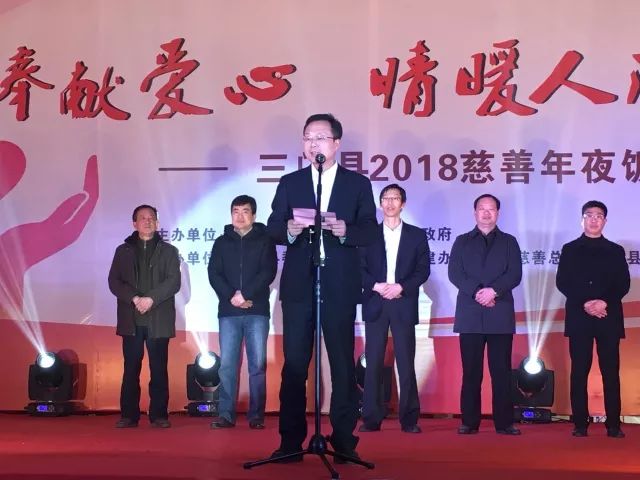 县政协副主席胡文明,县慈善总会会长叶未友为环卫工人发放慰问品,陈晨