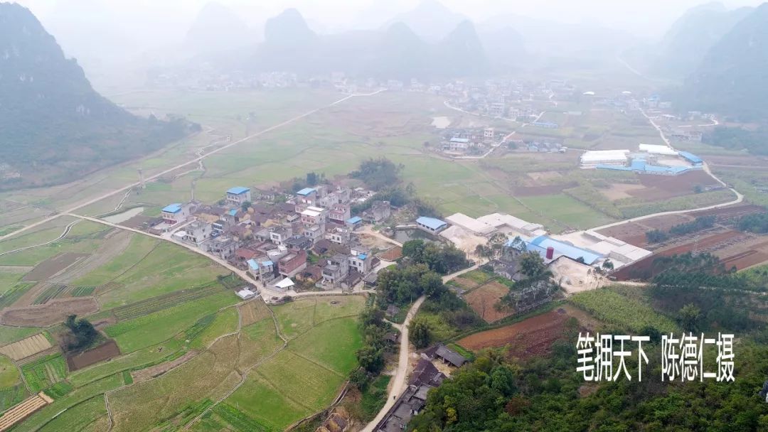 走进广西武宣县武宣镇回龙村,但见两边是笔直高耸着的悬崖峭壁,中间