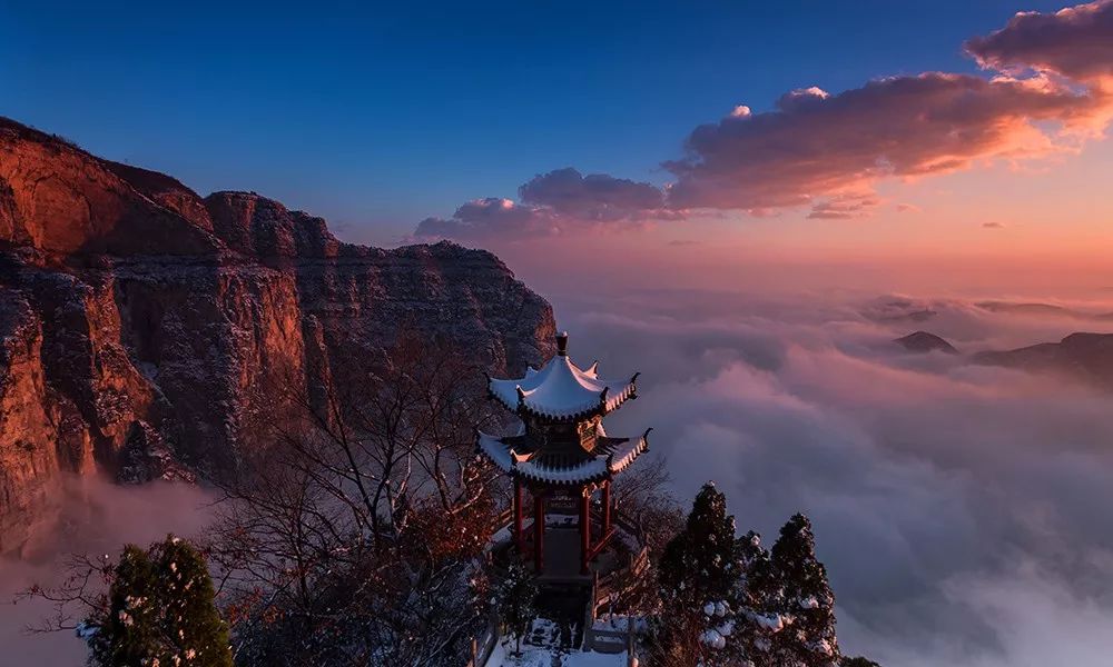 广大游客朋友可在 空中俯瞰云台山全景 体验全新视角 起飞 百家岩