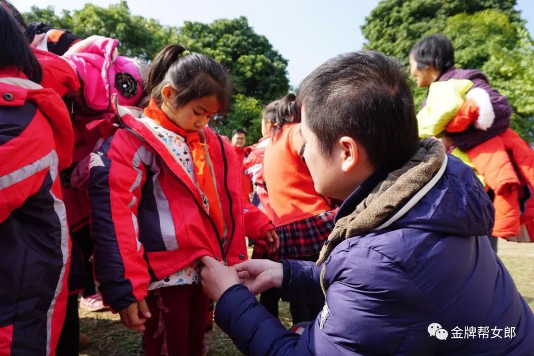 老课桌椅我来这里教了二十年了采访:上林县巷贤镇六联小学校长 杨凤燕