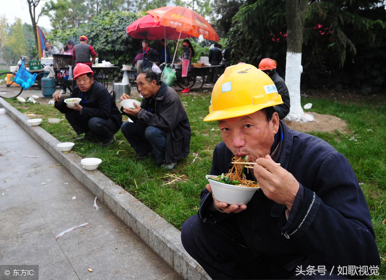 邢台123：这么热的天，环卫工人就这样蹲路边吃饭，真是辛苦了