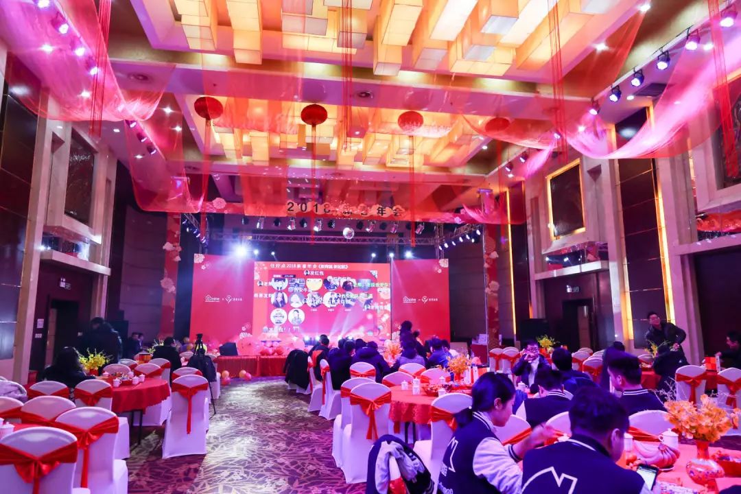 这两种最具中国代表的颜色,台下的十几张圆桌特别像春节联欢晚会现场