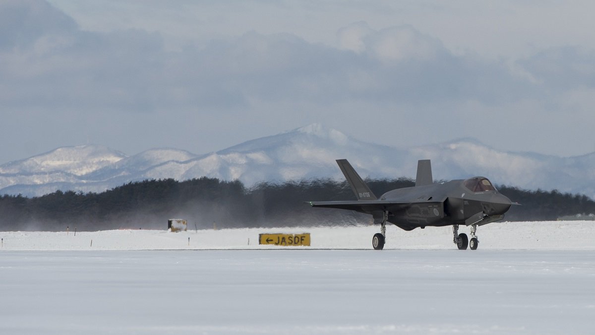 日本空自三泽基地寒风中喜迎f-35a