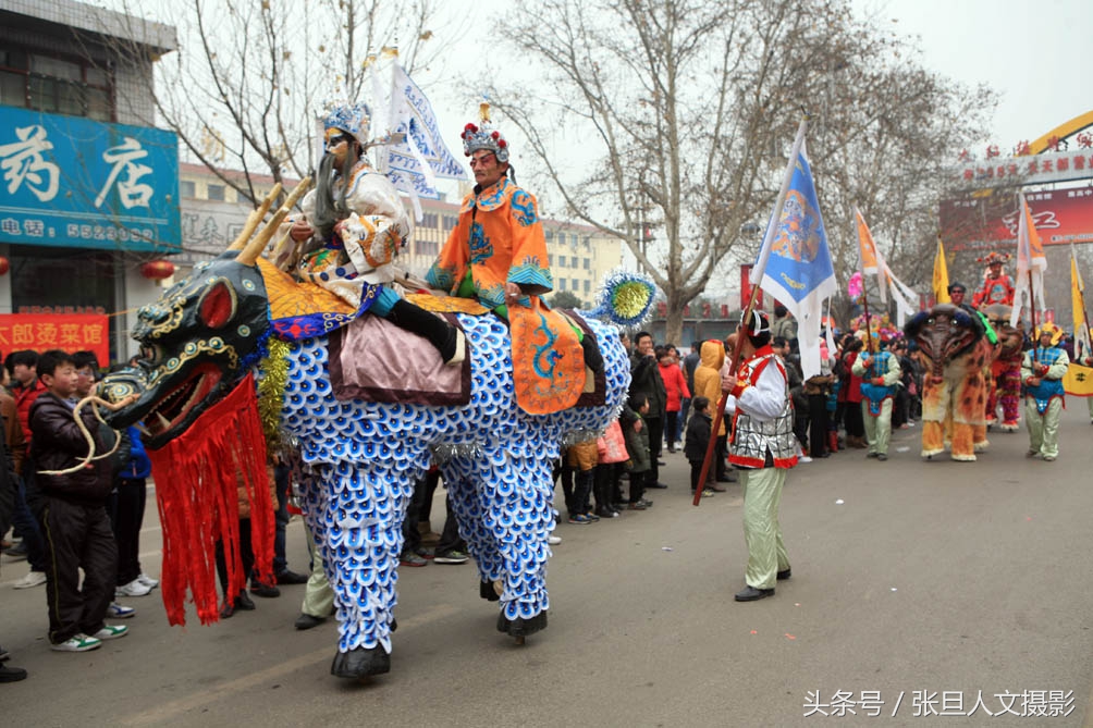 高跷走兽由兽头,兽身和表演人员组成,表演时二人足踩高跷同演骑兽状