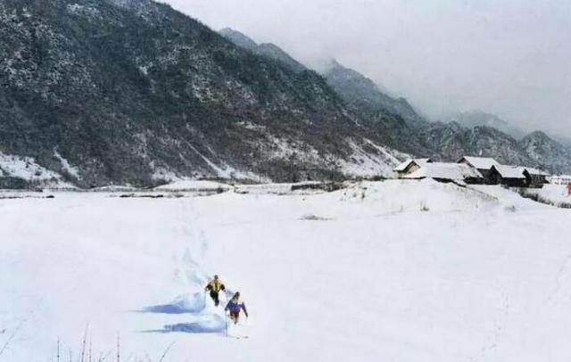 谈球吧体育揭秘重庆“网红”滑雪场：价格有点“乱”最贵188元一小时(图3)