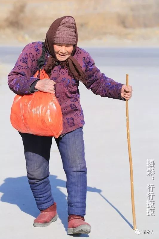 温馨泗水回家路巧遇大山里赶年集的老奶奶