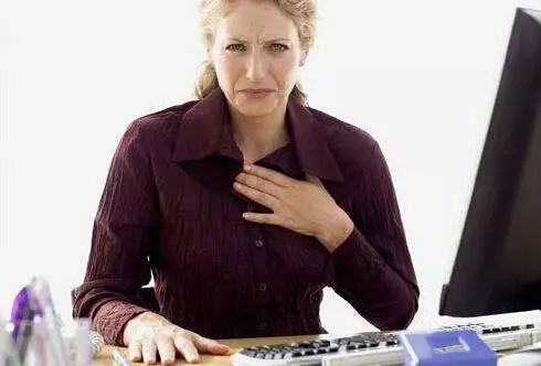 心窝疼(两侧肋骨交界处)—心脏疾病 心窝疼一般就是胸口疼,两个肋骨