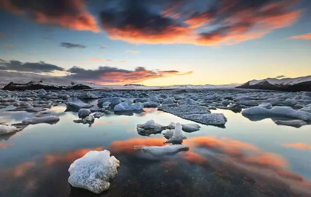 冰湖是来冰岛绝对不能错过的地方,很多大牌电影,比如007,古墓丽影