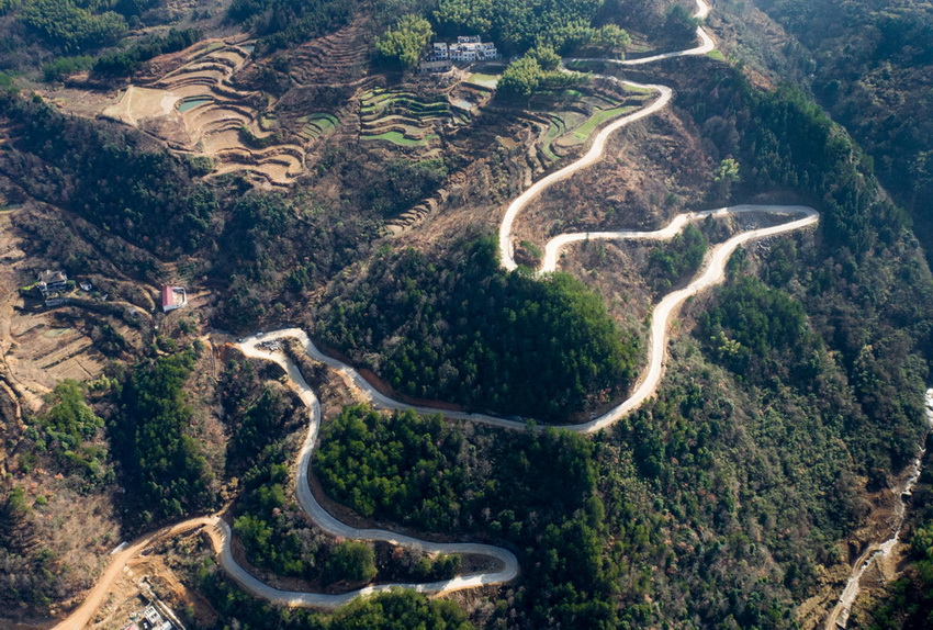 湖北罗田河铺镇蛇家山村盘山公路.