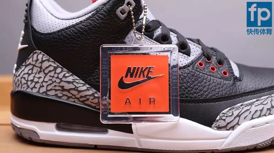 随鞋送的"nike air"logo挂链