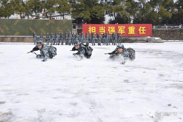 的,你没看错 训练场上厚厚的积雪 却挡不住兵哥哥们的训练热情 "前进!