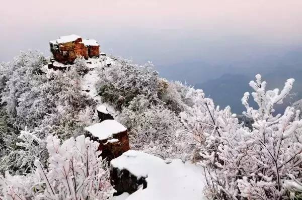 秀山川河盖草场旅游区幅员面积28平方公里,景区平均海拔950米