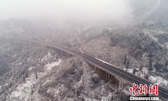 (记者 刘忠俊)4日深夜,途经四川雅安荥经的京昆高速雅西泥巴山段,天全