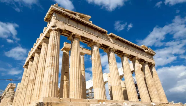 雅典卫城是希腊最杰出的古建筑群,是西方世界最重要的古迹,制高点的