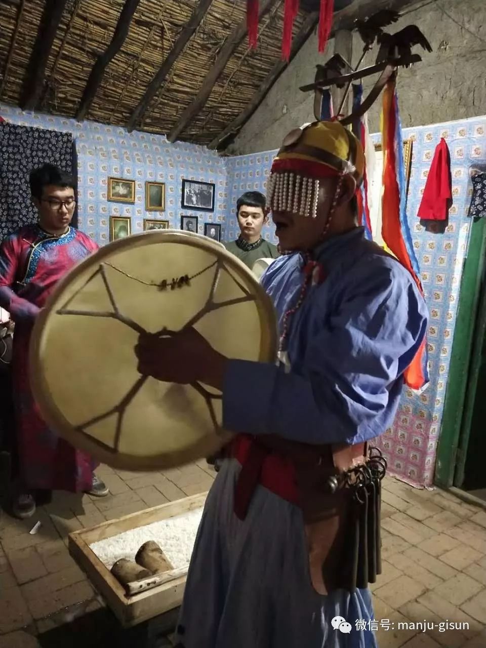 满族格格们向满族祖先行摸鬓礼 满族萨满现场祝赞,给满族同胞分享福肉