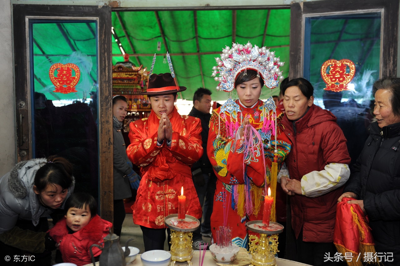 腊月间,浙江舟山定海农村一对新人在自己家里举行了一场别开生面的纯