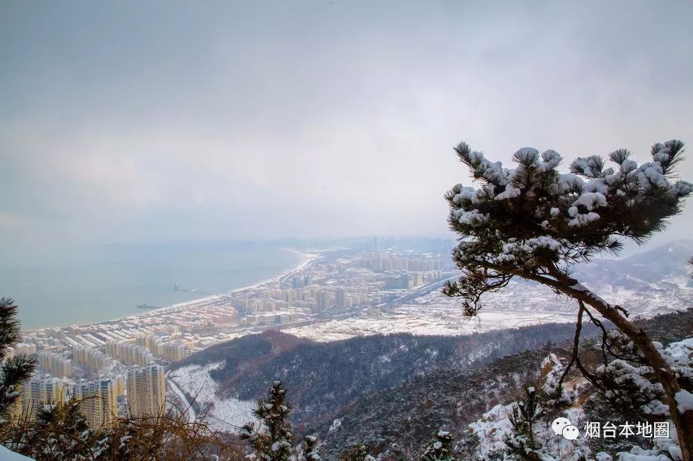 摄影:青花无言 这是雪中的玉岱山和塔山,青黛与白雪相映,煞是美丽,好