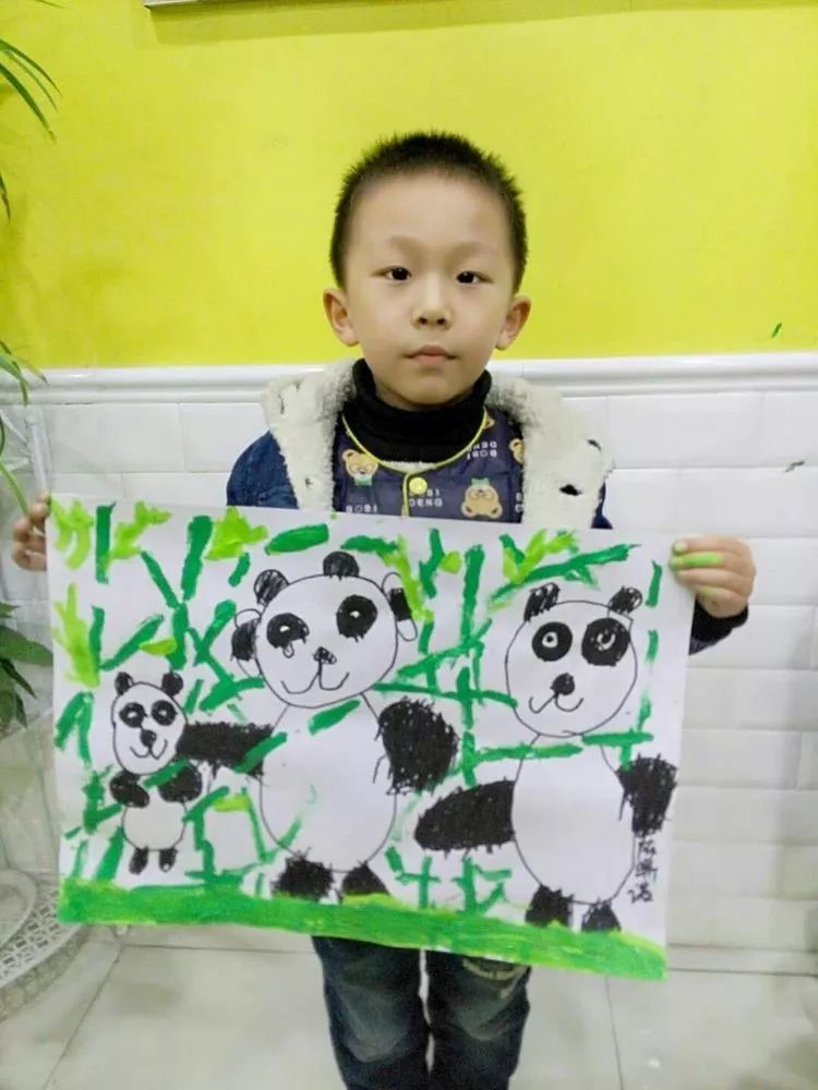 作品名称:《大熊猫》 国宝大熊猫来到了美术班小朋友的画面上!