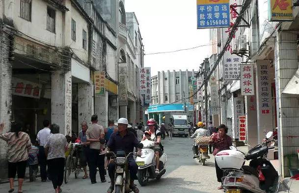 春湾镇曾是连接两广及粤西地区的水上门户,在民国被称"小广州.