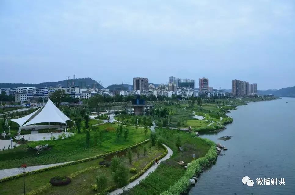 涪江一桥是咱们射洪横跨涪江修建的第一座多跨悬链线箱型拱桥,也是