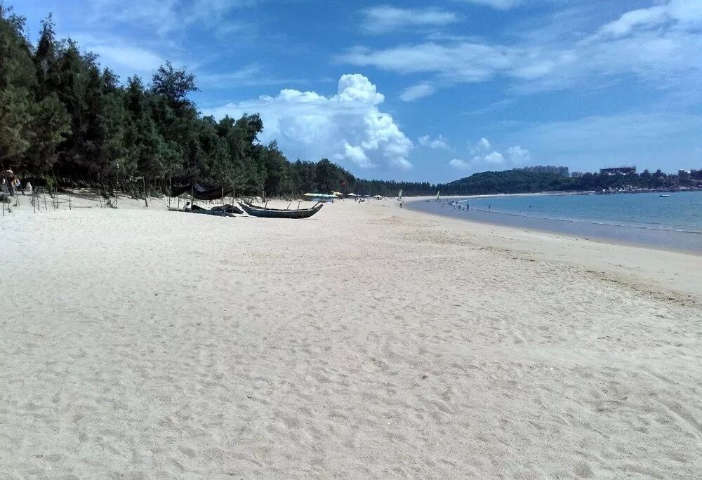 还有天然秀丽的马銮湾大海湾,沙滩细软,洁白,有圈起来的海滨浴场,非常