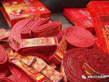 网警提示:朋友圈卖烟花爆竹违法,转发消息也担责