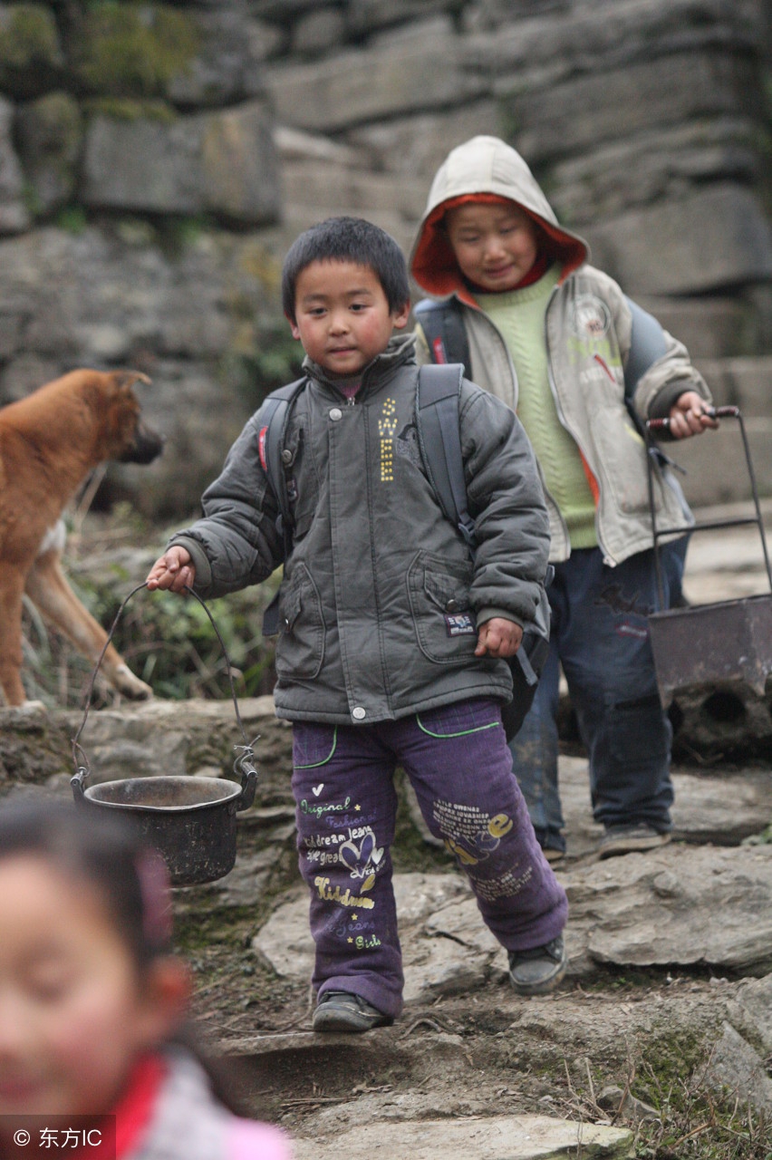 寒冷的冬天,这些湘西大山里的孩子们上学非常艰苦,路远天冷,孩子们都