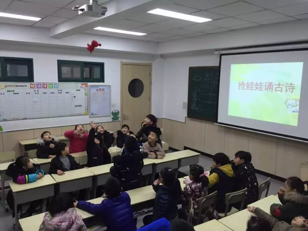 陈中实验小学裕华校区雷红枝校长说:"通过形式多样的赛诵古诗,让优秀