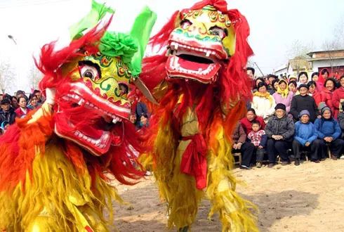 舞狮在中国历史悠久,从北方到南方,从城市到乡村,逢年过节及庆典盛世