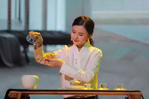 戴雅宜荣获首届《最美茶艺师》电视大赛总冠军