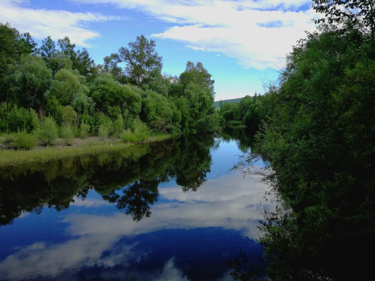 清清的河水,绿柳婆娑——美丽的安格林河
