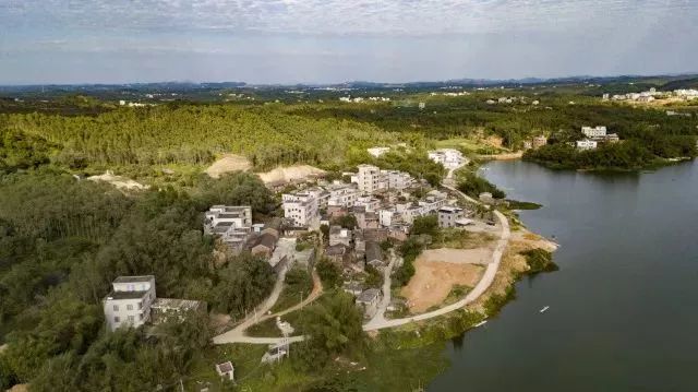 鹤地水库地处雷州半岛北部,库区跨越广东廉江,化州及广西壮族自治区的