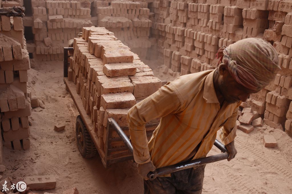 带你看看孟加拉的搬砖工,你的工作有他们的辛苦吗?