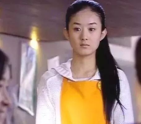 2010年,赵丽颖在情感偶像剧《佳期如梦》中改变荧屏形象,饰演性格叛逆