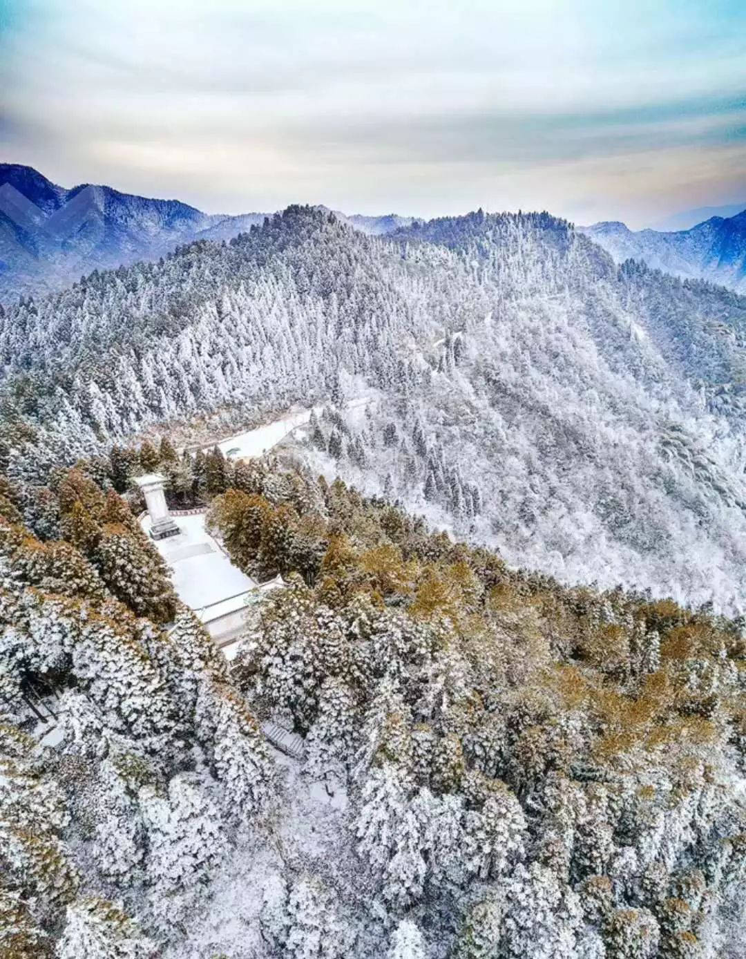 (此图为黄洋界雪景)结冰还下雪真是快要把井冈山的小伙伴冻傻了不分