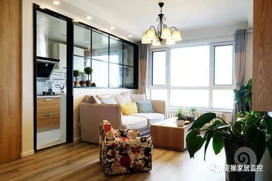 简约美式,厨房和客厅之间的墙体用玻璃隔断替代,大大的增加了采光效果