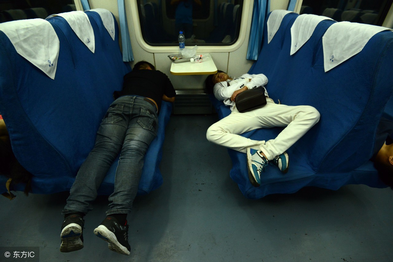 火车上各种销魂睡姿雷倒旁人哪种姿势你用过