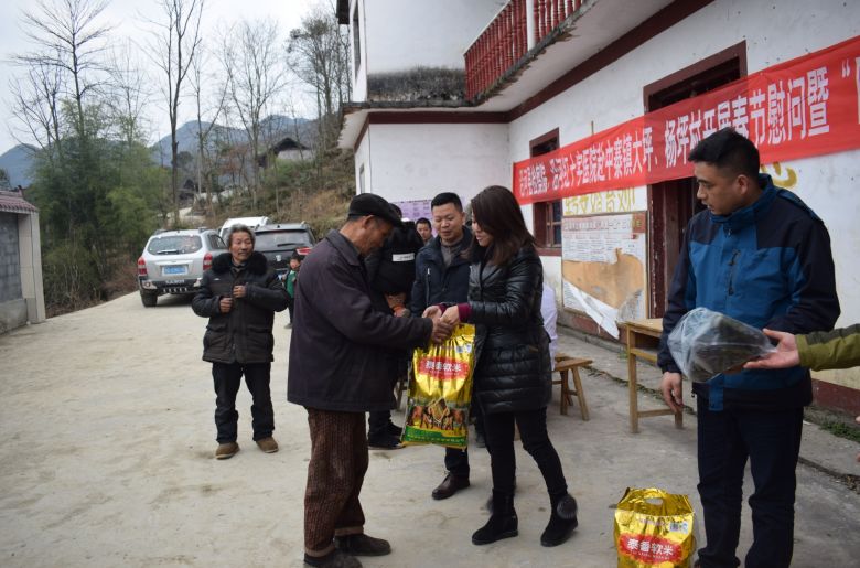 县检察院,红十字医院赴中寨镇大坪,杨坪村开展春节慰问暨"医疗精准